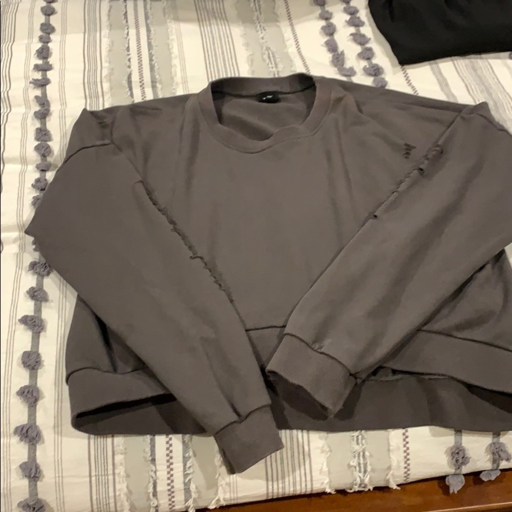cropped grey sweatshirt with rippes